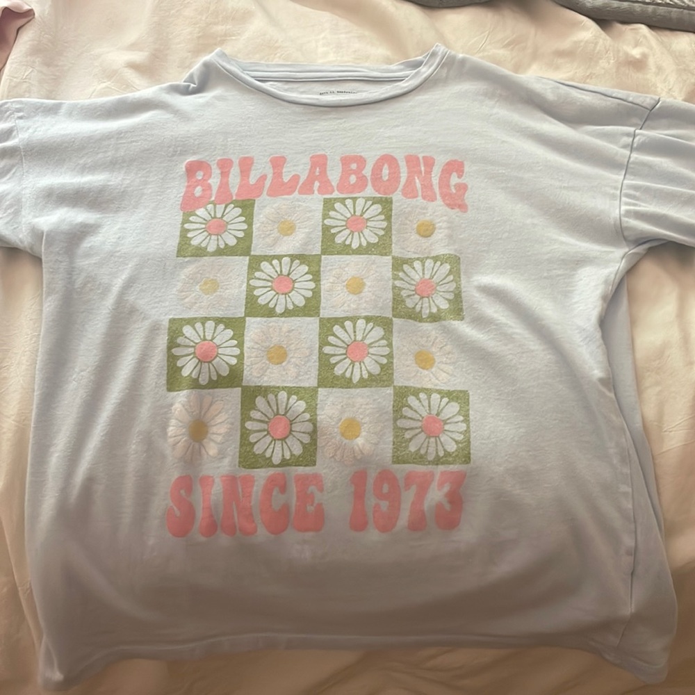 this is a cute, comfortable t shirt from Billabong. This shirt is a Youth Medium